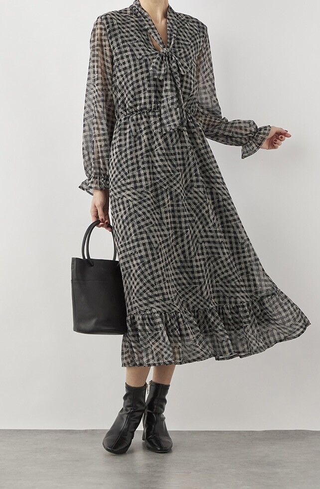 上品さと軽やかさを兼ね備えたチェックワンピースです🖤 | ショップ