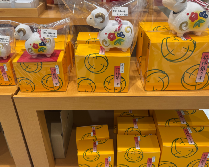 早くも正月小物が店頭に