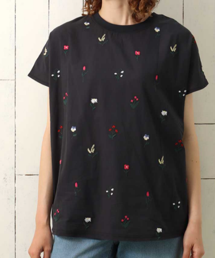 🌼👕お花刺繍が可愛らしいTシャツ👕🌼