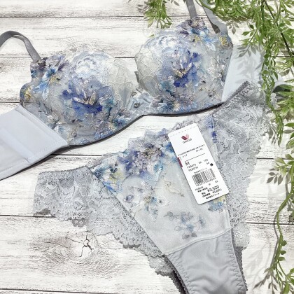 ハグするブラ、新色入荷😸💖