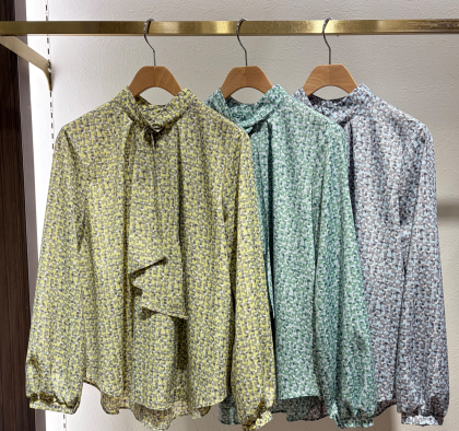 幾何柄スカーフタイブラウス