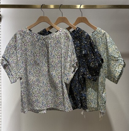 ＊ミラクルウェーブ花柄半袖BL＊