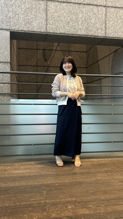 カーディガン×タイトスカート×ロゴロンTシャツ