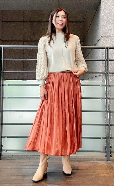 袖レースニット×サテンスカート