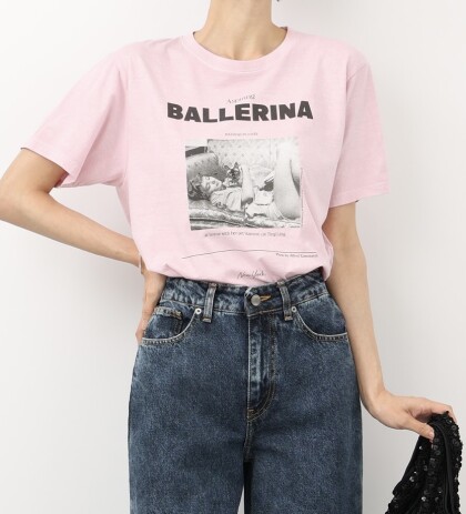 大人カジュアルに映えるフォトプリントTシャツ