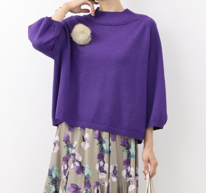 ふわふわブローチ付ニット