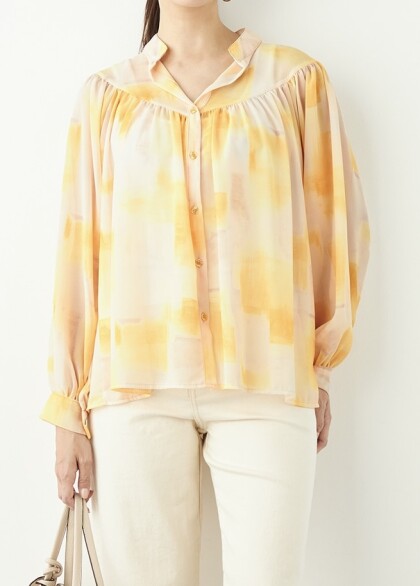 やわらかなカラーが目を惹く、春気分たっぷりのブラウス🌼