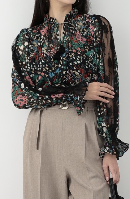 主役級フラワーブラウス🌸