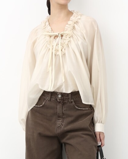 上品な甘さを纏う、フリルブラウス