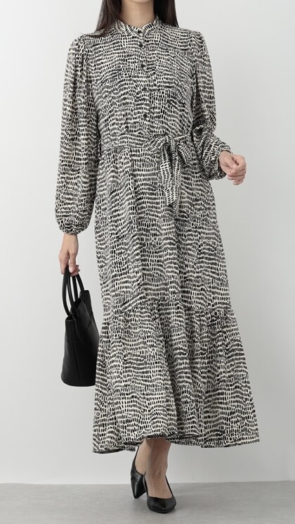 アートな柄が目を惹く、大人のためのロングワンピース