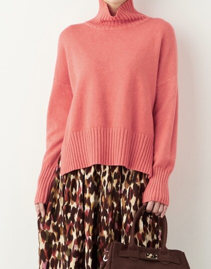 華やかピンクとこなれブラウンのニット