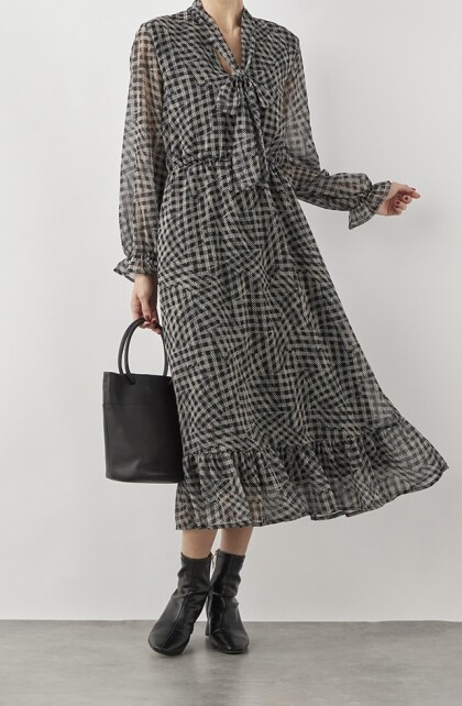 上品さと軽やかさを兼ね備えたチェックワンピースです🖤