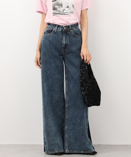 存在感のあるサイドラインのデニムパンツ👖