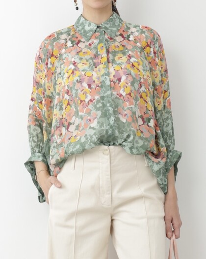 華やかなパネルフラワーブラウスです🌼