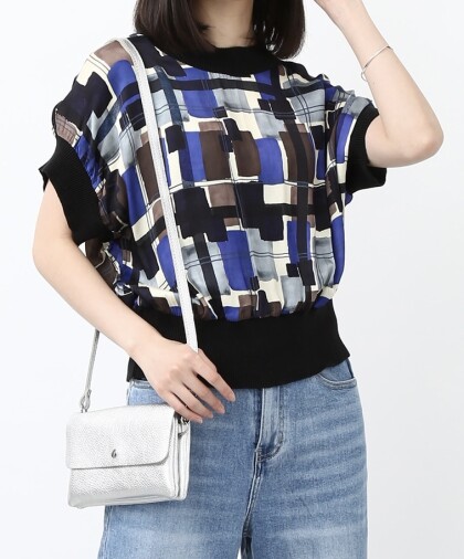 モダンな幾何学柄の切り替えブラウス