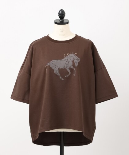 ホースプリントが印象的な半袖Tシャツ