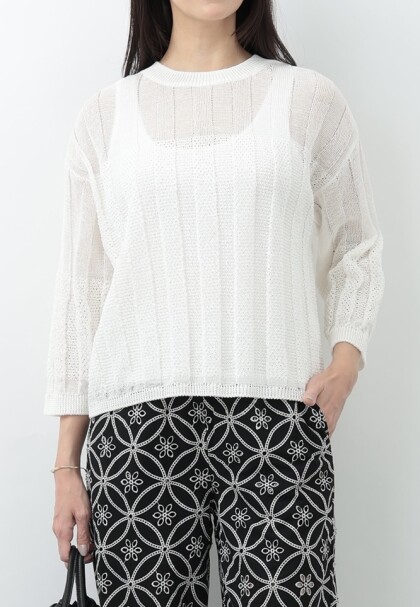 透け感が魅力の軽やかニット