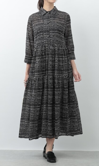 モード感漂う、大人の柄ワンピース