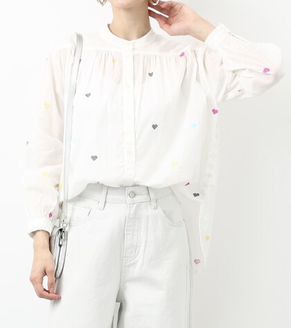 さりげない可愛さをプラス♡大人のハートブラウス