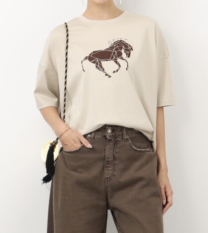 ホースプリントが印象的な半袖Tシャツ