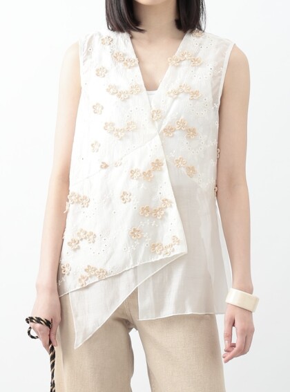 立体フラワーモチーフの華やかブラウス