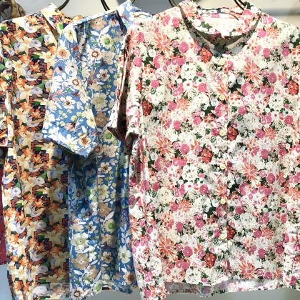 花を散りばめた丸えりブラウス