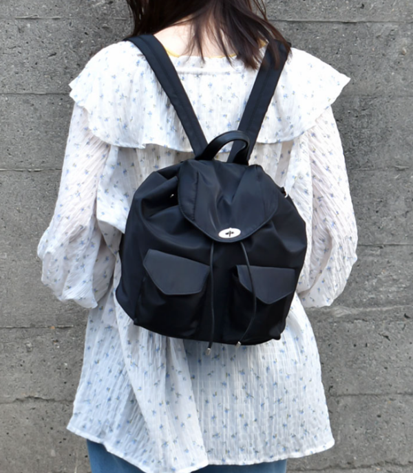 コロンと小さいけどしっかり入る軽量リュック🎒