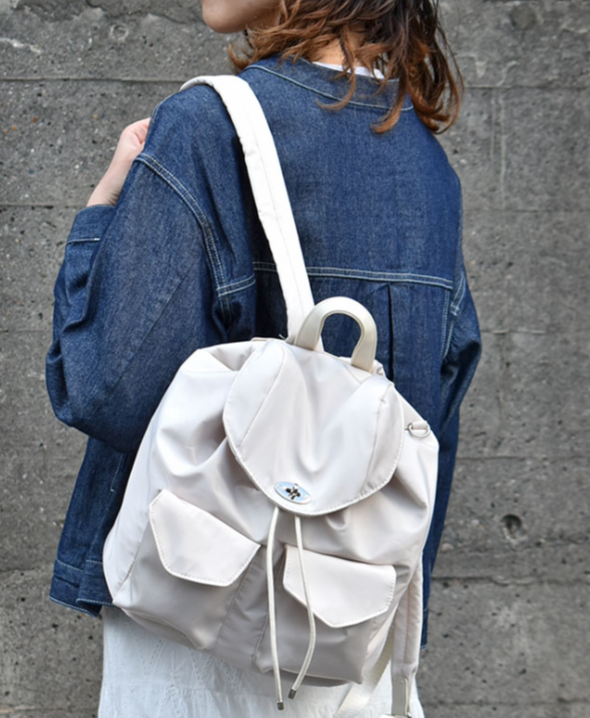 コロンと小さいけどしっかり入る軽量リュック🎒