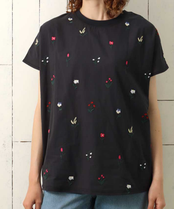 🌼👕お花刺繍が可愛らしいTシャツ👕🌼