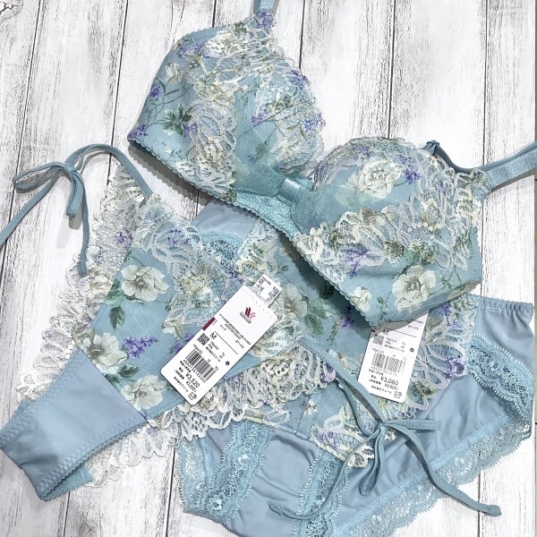 すっきりシルエットが人気の脇高ブラ🌟