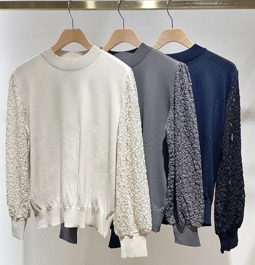 袖レースニット×サテンスカート