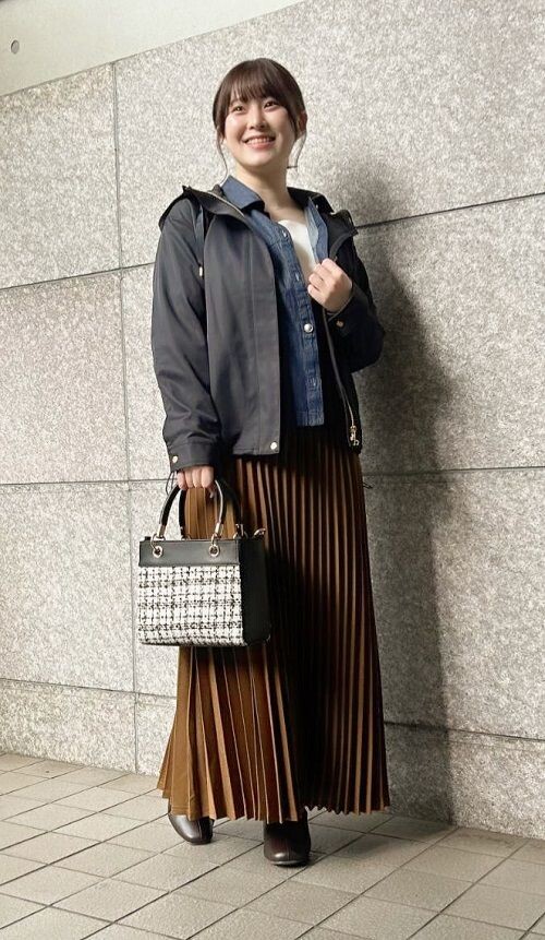 クリアツイルマンパー×デニムシャツ×プリーツスカート