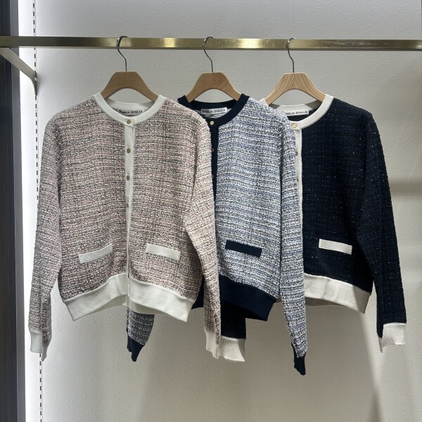 カーディガン×タイトスカート×ロゴロンTシャツ