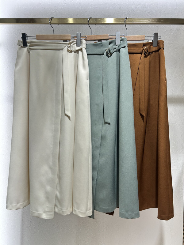 スパンコールラメクルーカーディガン×ウールライクベルト付きスカート