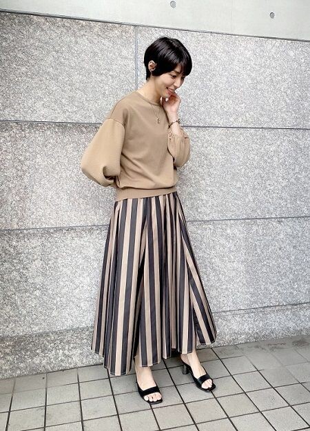 パフ袖ニット×ストライプスカート