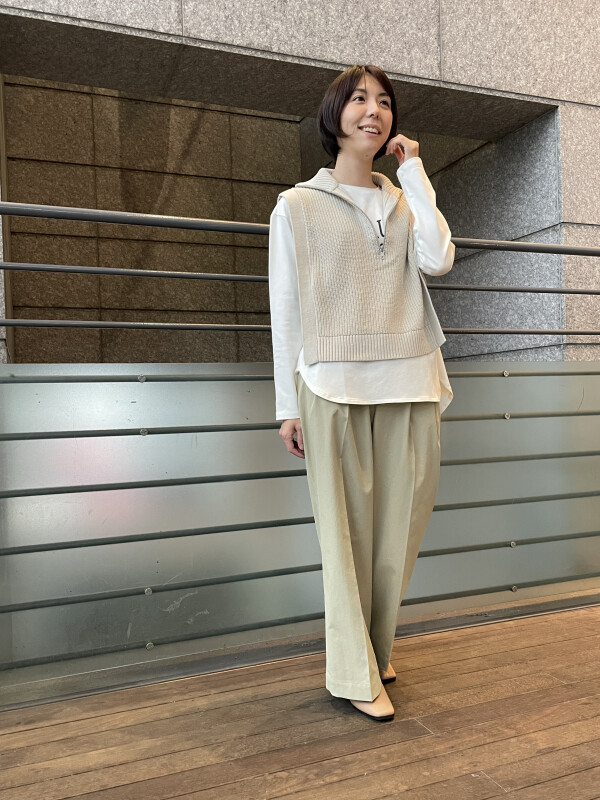 ジップベスト×ロゴTシャツ×ワイドパンツ