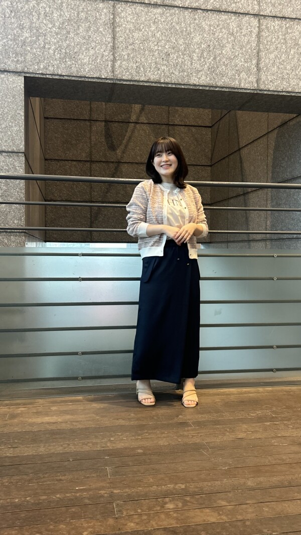 カーディガン×タイトスカート×ロゴロンTシャツ