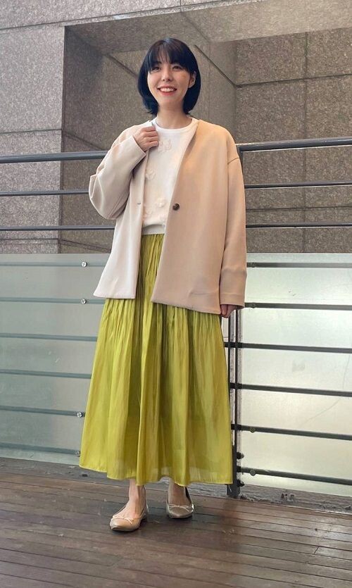 ダンボールカラーレスアウター×花モチーフニット×サテンギャザースカート