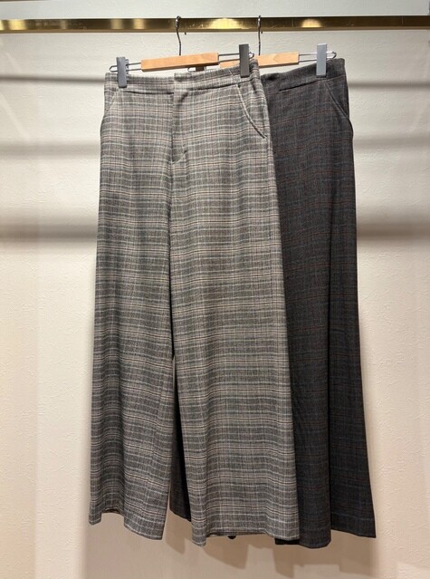 スパンコールニット×チェックパンツ