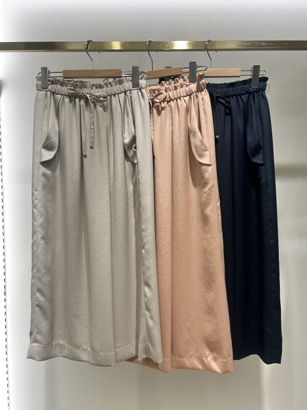 カーディガン×タイトスカート×ロゴロンTシャツ