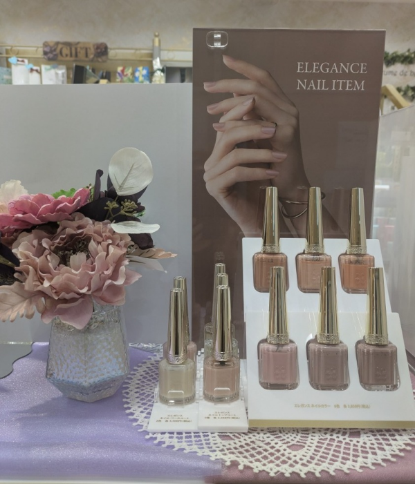 エレガンスのネイルカラーで、透明感と艶めく光沢で、指先を美しく♡