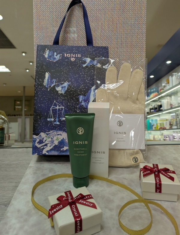 ナイトウェルで乾きやすい手肌をやさしく包み込む♡　フリーラッピングもご用意しております。