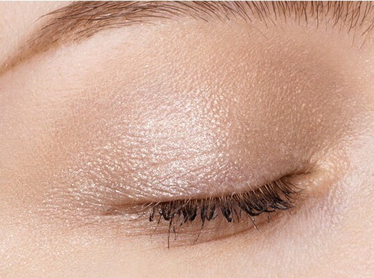 テクニックいらずで、立体感とキラメキのある目元に仕上げる　ダブルプルーフ　リクイッドアイカラー♥