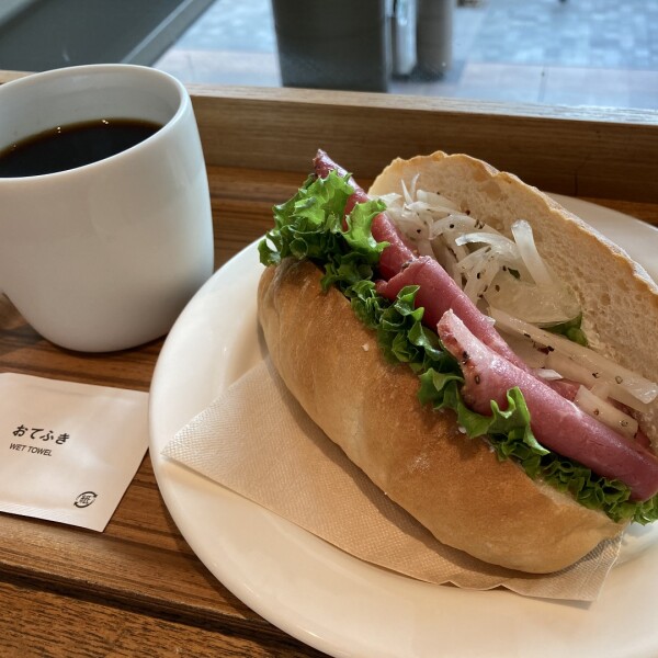 【Cafe'&Meal MUJI 青葉台東急スクエア】おいしいパン「パストラミビーフとクリームチーズのサンドイッチ」