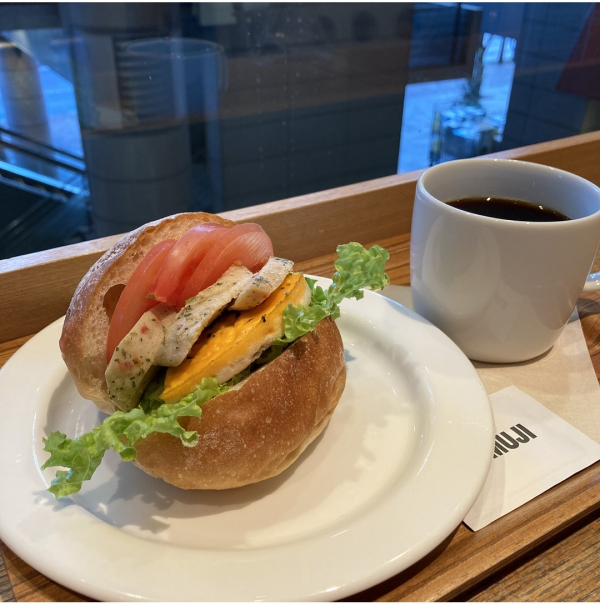 【Cafe'&Meal MUJI 青葉台東急スクエア】おいしいパン「バジルチキンサンド」