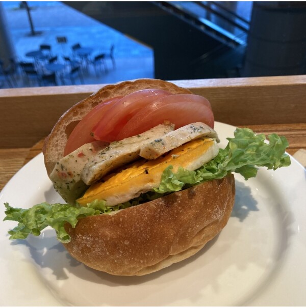 【Cafe'&Meal MUJI 青葉台東急スクエア】おいしいパン「バジルチキンサンド」