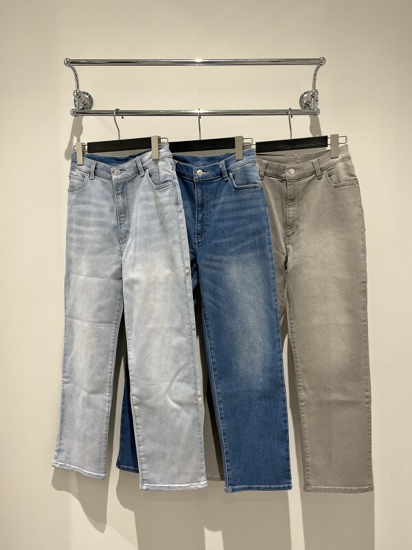 驚きの履き心地✨　a.v.vの大人のデニムシリーズ👖