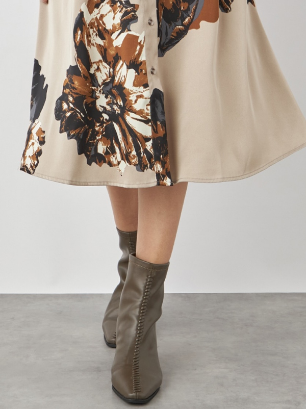 北欧の洗練と華やかさを一枚で。大人の秋ワンピース