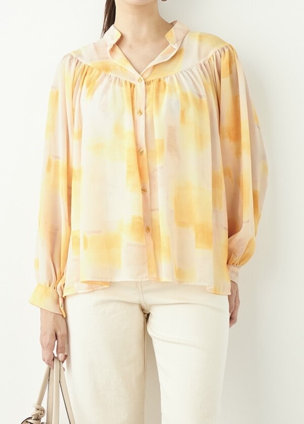 やわらかなカラーが目を惹く、春気分たっぷりのブラウス🌼