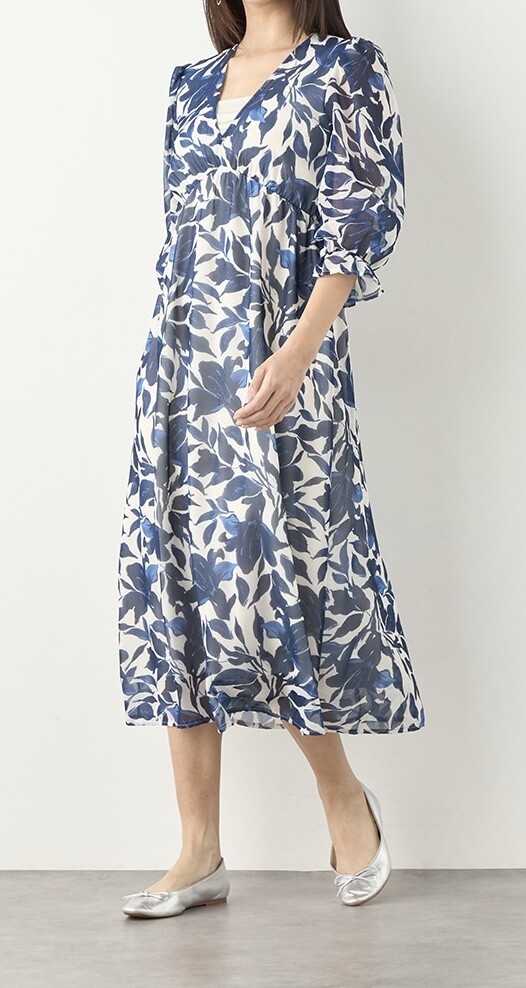 シアー素材で軽やかな花柄ワンピース🌸